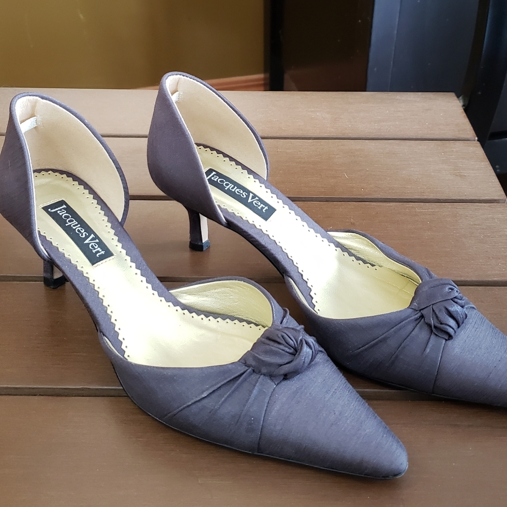 Low heel shoes